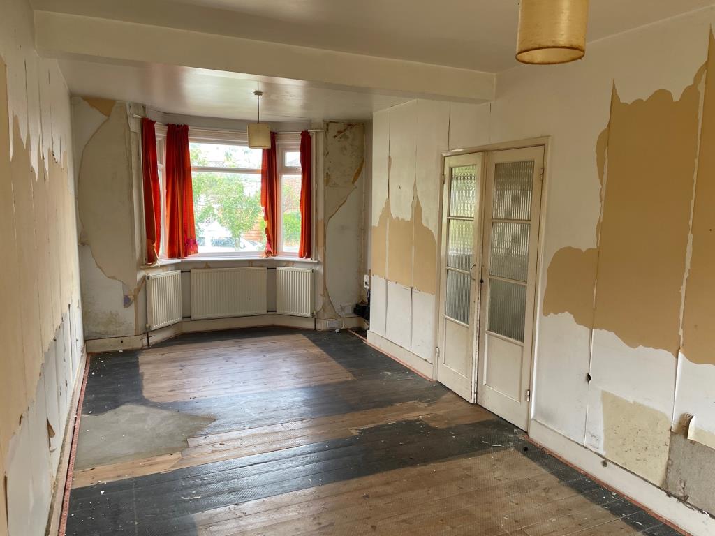 Lot: 153 - THREE-BEDROOM CHALET BUNGALOW WITH GARAGE FOR IMPROVEMENT - living room